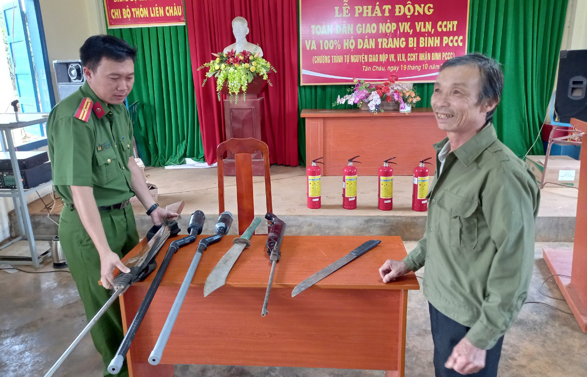 Vận động Nhân dân giao nộp vũ khí, vật liệu nổ, công cụ hỗ trợ lấy bình chữa cháy