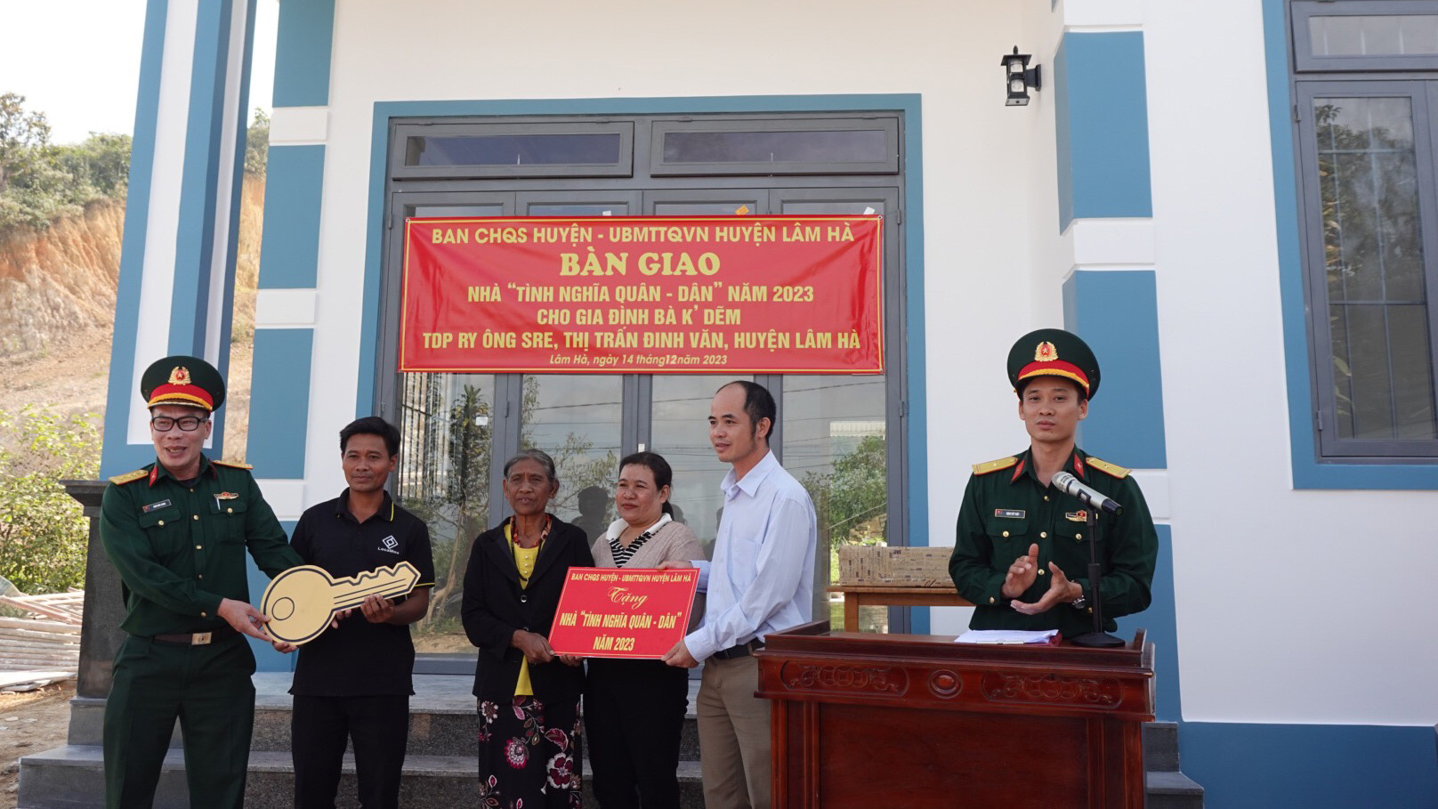 Lâm Hà: Trao nhà tình nghĩa quân - dân