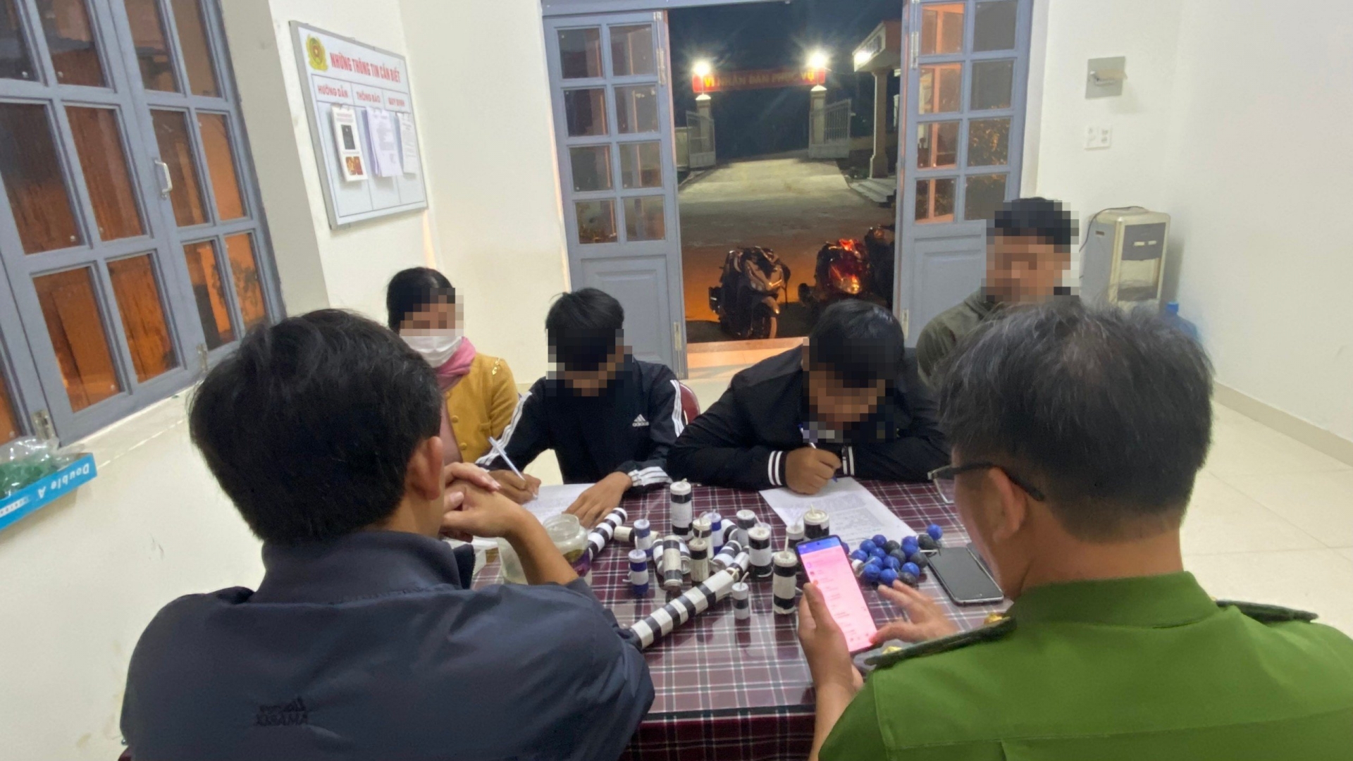Phát hiện nhóm học sinh mua nguyên liệu trên mạng, tự chế pháo nổ trái phép