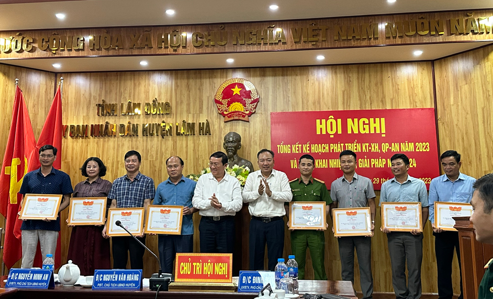 Lâm Hà: Khen thưởng nhiều cá nhân, tập thể có thành tích xuất sắc trong năm 2023