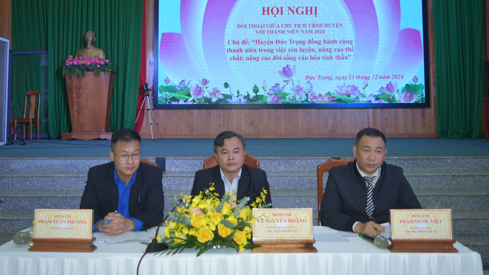 Chủ tịch UBND huyện Đức Trọng đối thoại với thanh niên