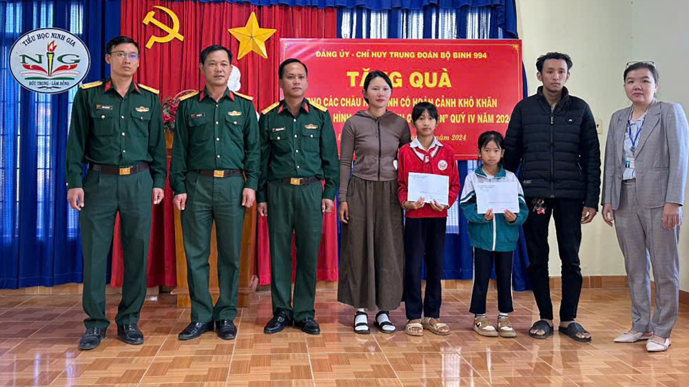 Trao 4 suất học bổng từ quỹ mô hình "Hũ gạo tình quân dân"