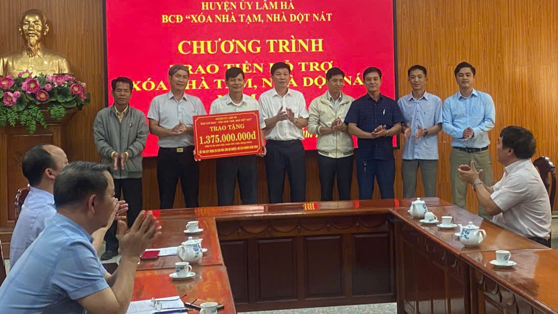 Lâm Hà: Trao tặng kinh phí hỗ trợ xoá nhà tạm, nhà dột nát cho 28 hộ dân