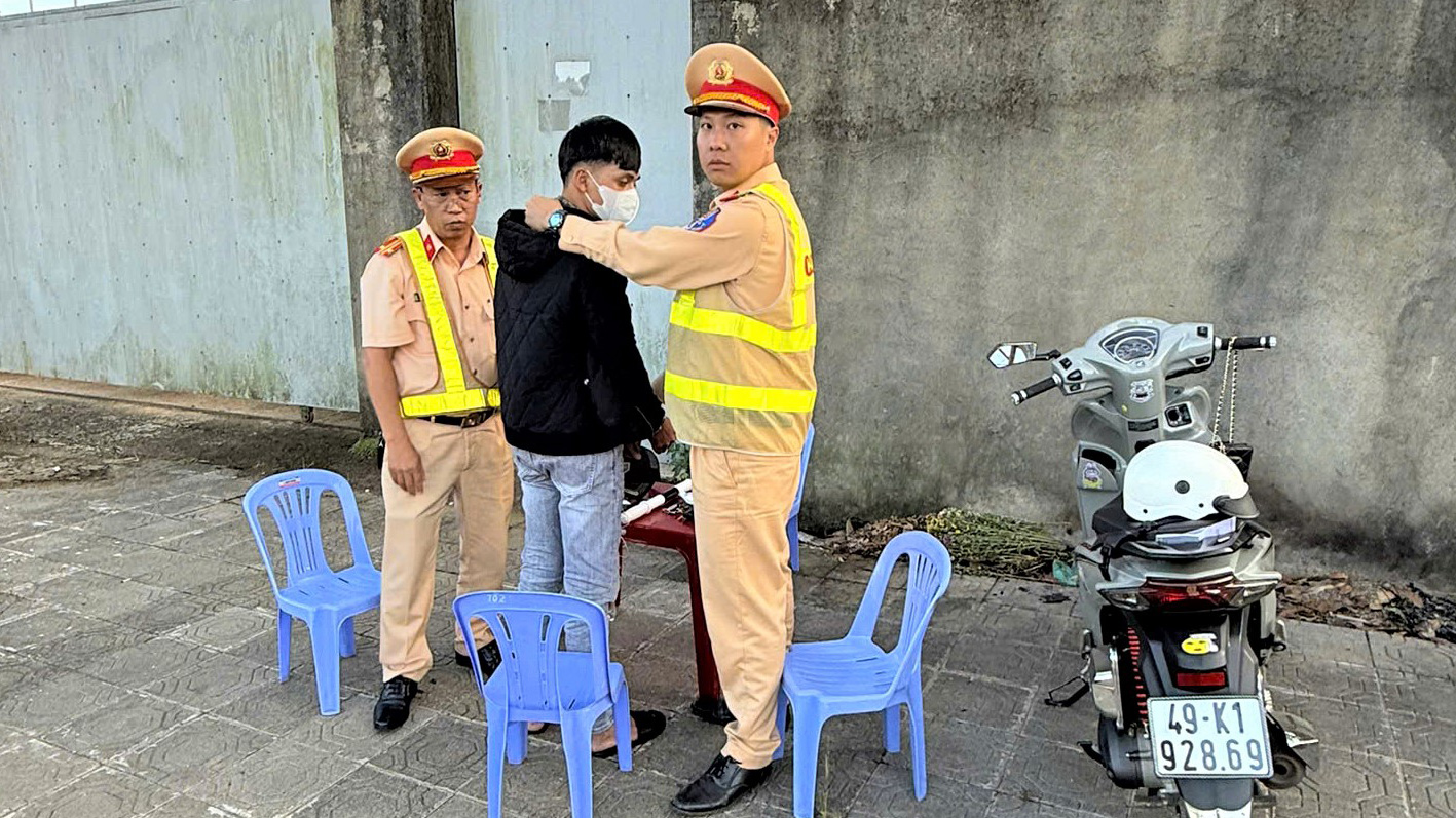 Bảo Lộc: Cảnh sát Giao thông tuần tra, bắt giữ đối tượng tàng trữ ma túy
