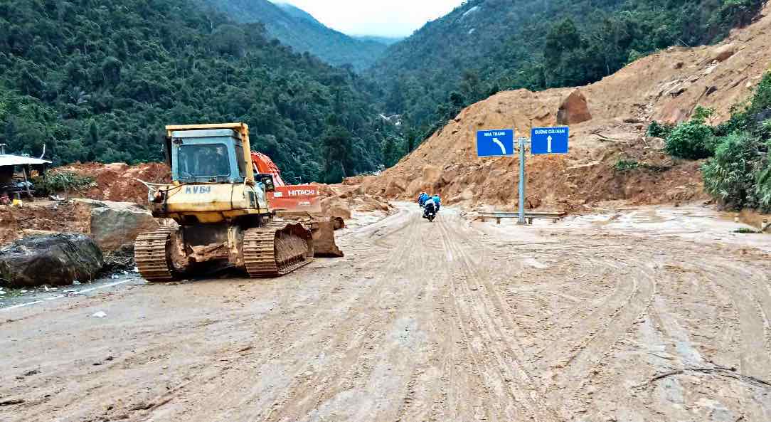 Đèo Khánh Lê đã thông xe một làn vào rạng sáng nay
