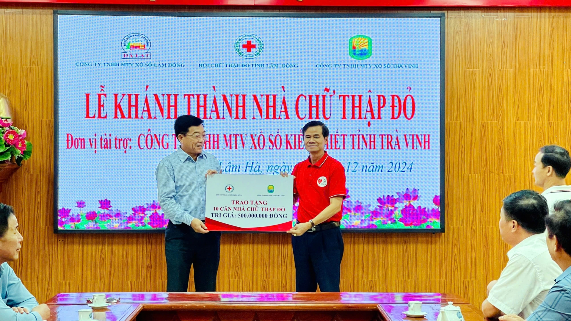Bàn giao 2 nhà tình thương và trao học bổng cho học sinh có hoàn cảnh khó khăn
