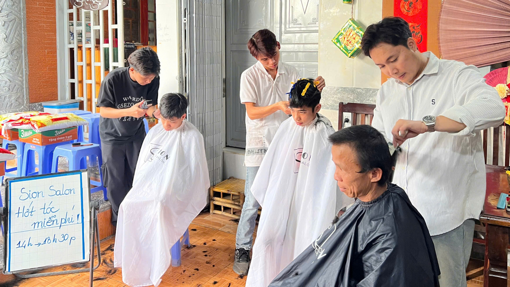 Đức Trọng: Trao quà, cắt tóc miễn phí cho người dân có hoàn cảnh khó khăn