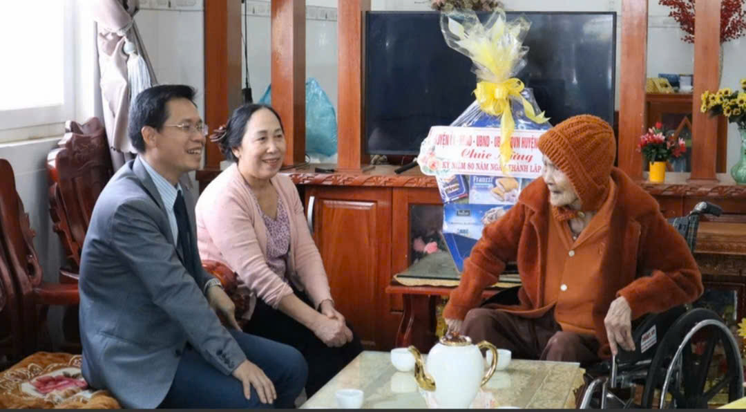 Lãnh đạo huyện Đức Trọng thăm, chúc mừng các đơn vị, cá nhân nhân Ngày thành lập Quân đội Nhân dân Việt Nam