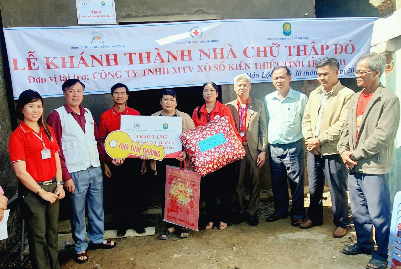 Bàn giao 3 căn nhà tình thương Chữ thập đỏ