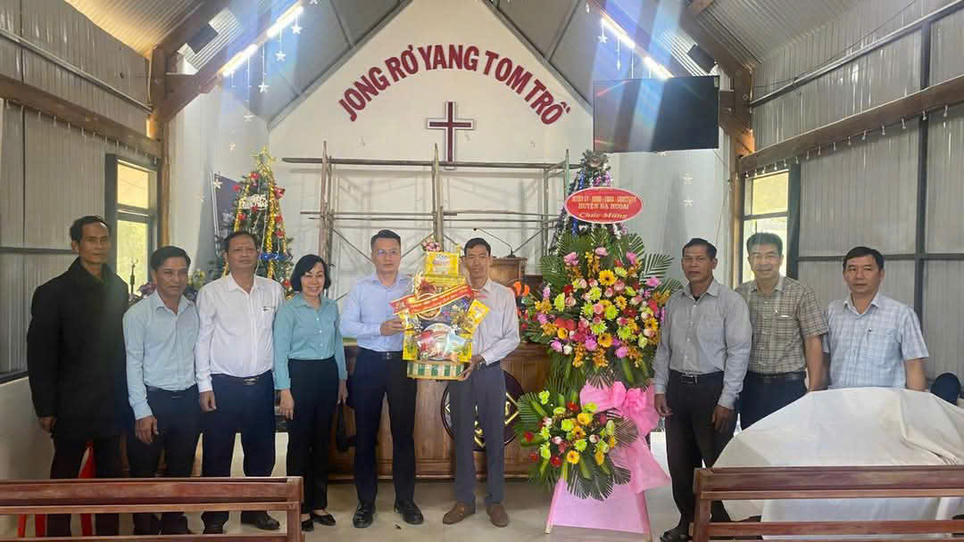 Lãnh đạo huyện Đạ Huoai thăm, chúc mừng các cơ sở tôn giáo nhân dịp Lễ Giáng sinh năm 2024