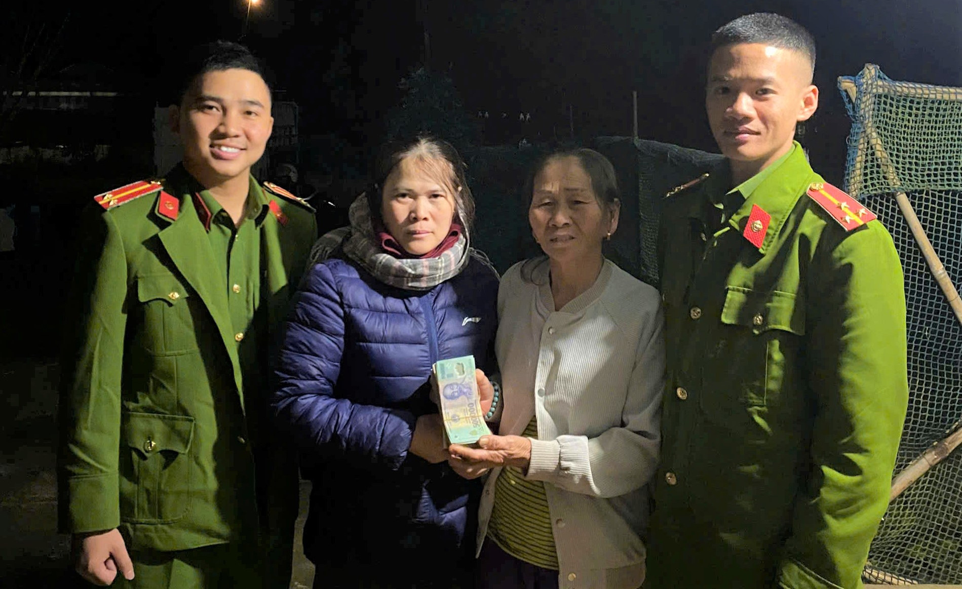 Di Linh: Nhặt được 11 triệu đồng đánh rơi, người phụ nữ tìm người trả lại
