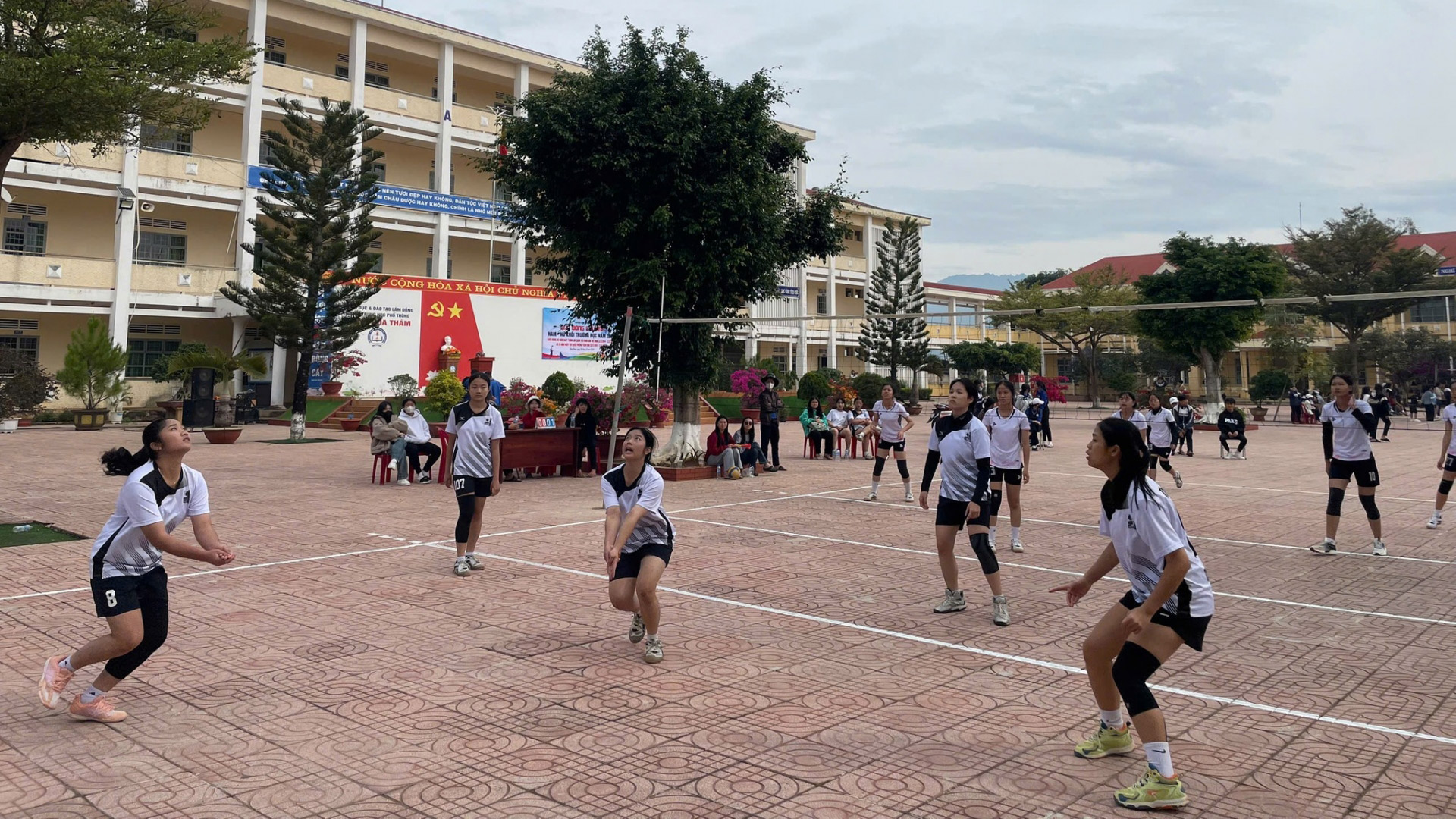 Hơn 400 đoàn viên, thanh niên tham gia giải bóng chuyền chào mừng 80 năm Ngày thành lập Quân đội Nhân dân Việt Nam