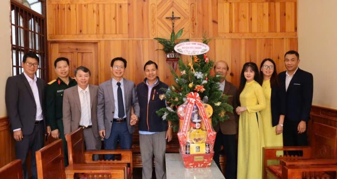 Lãnh đạo huyện Đức Trọng thăm, chúc mừng các cơ sở tôn giáo nhân Lễ Giáng sinh