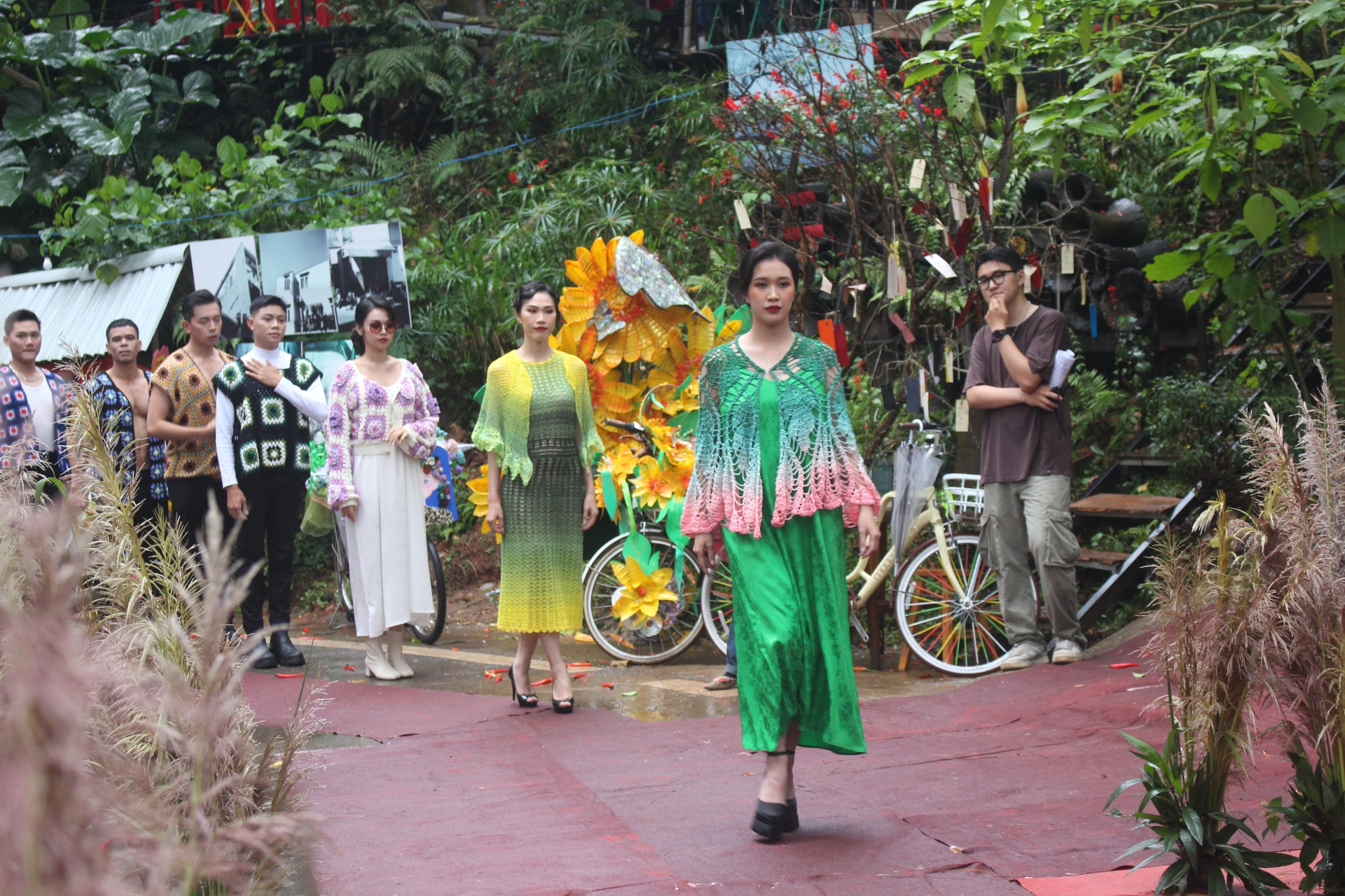 Trình diễn thời trang “Đan áo mùa Xuân” trong chiều mưa