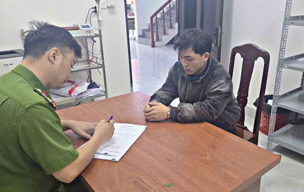 Bám kính xe ô tô chạy trên cao tốc, một thanh niên bị  thương nặng