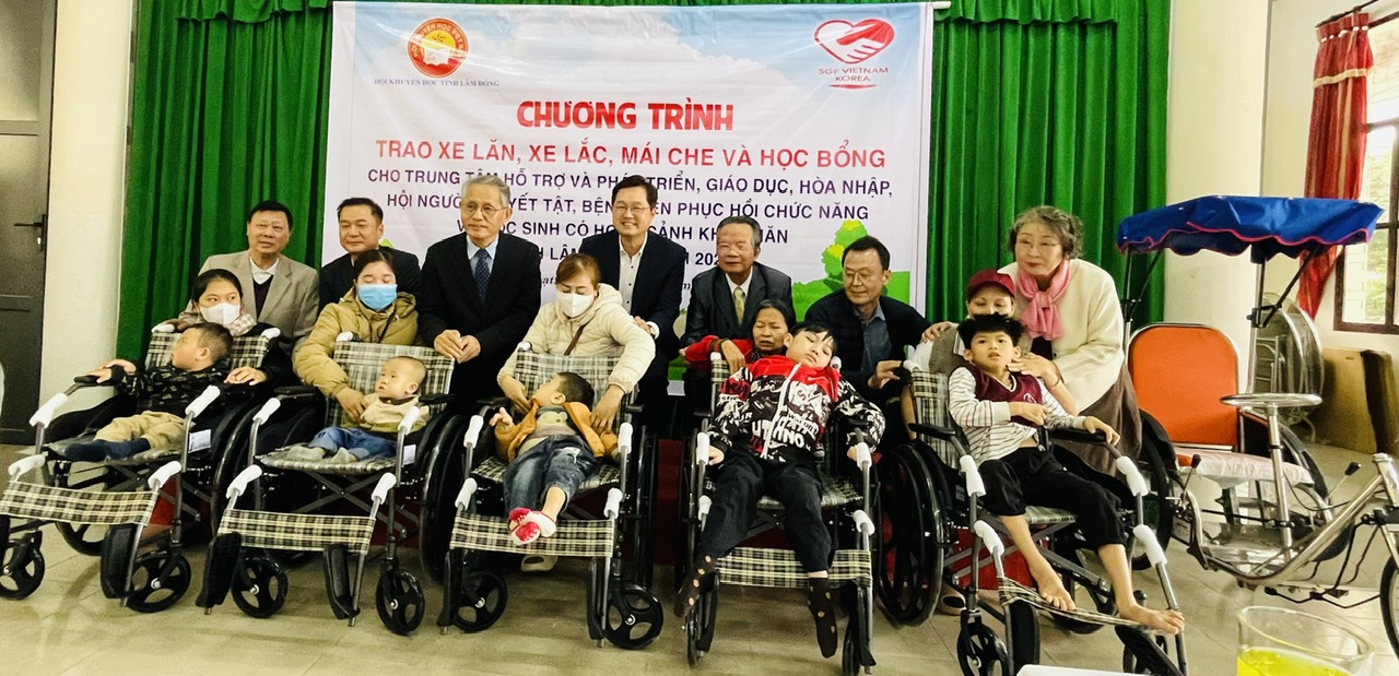 Tổ chức SGF - Hàn Quốc trao quà, học bổng trị giá 230 triệu đồng cho người khuyết tật và trẻ em có hoàn cảnh khó khăn