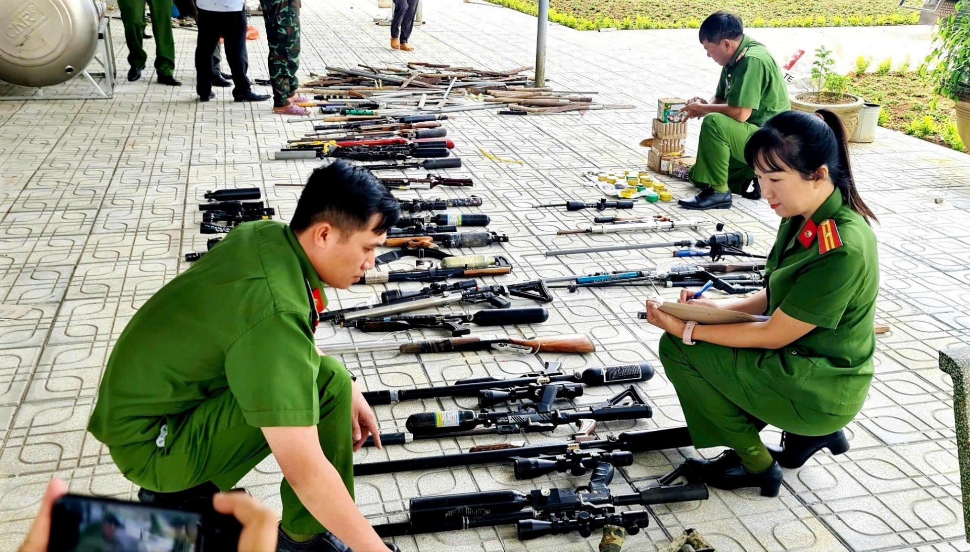 Bảo Lộc: Bắt giữ đối tượng tàng trữ pháo nổ và vận động thu hồi nhiều vũ khí, vật liệu nổ