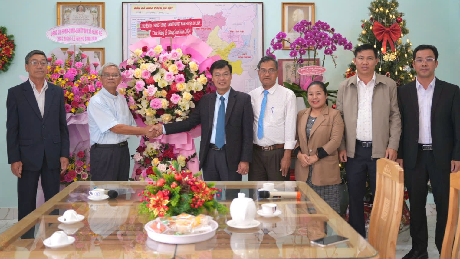 Lãnh đạo huyện Di Linh thăm, chúc mừng các cơ sở tôn giáo nhân dịp Giáng sinh