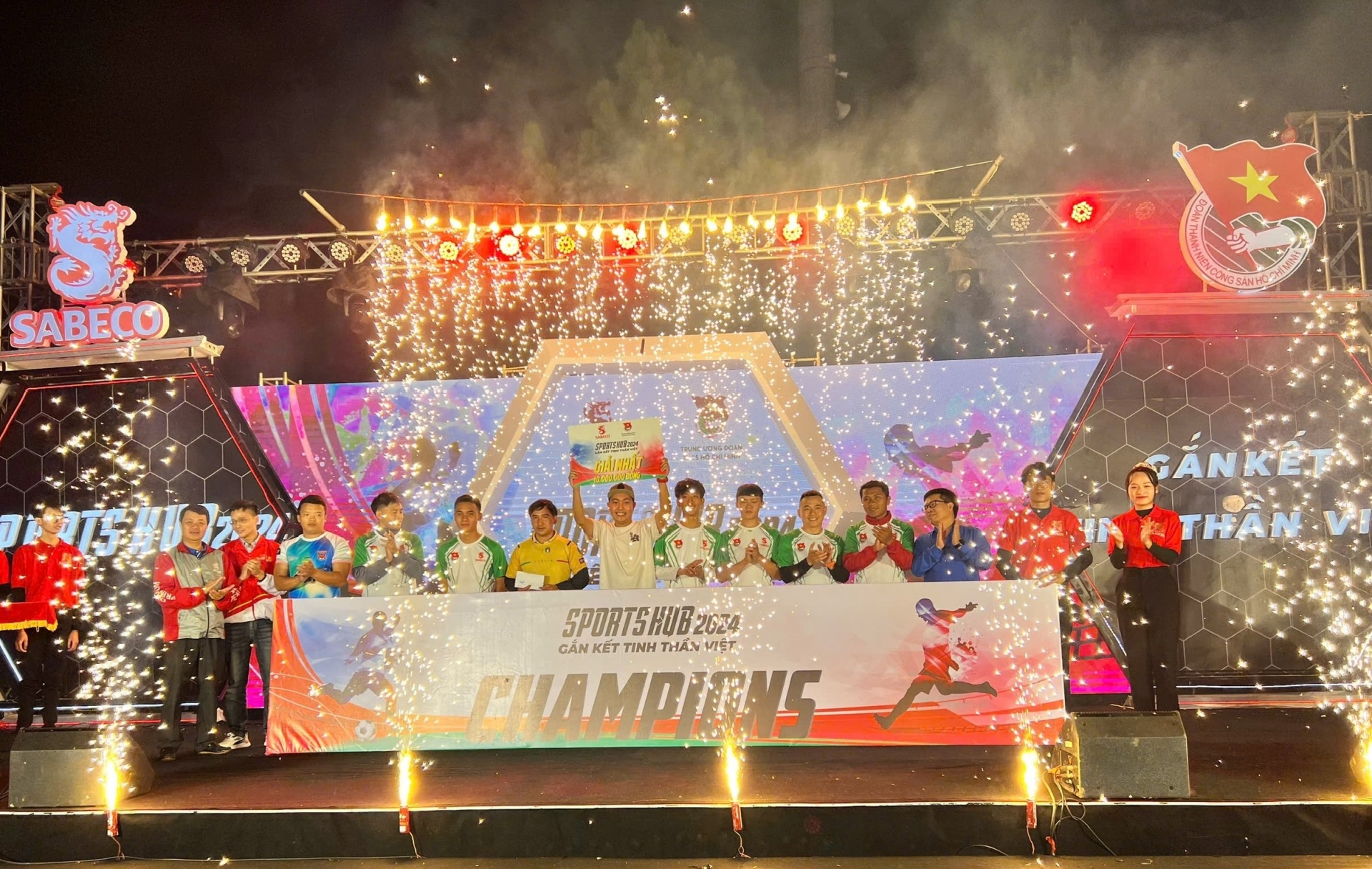 Đội bóng Tỉnh Đoàn Lâm Đồng giành cúp vô địch Giải bóng đá Sabeco sports hub 2024 - Gắn kết tinh thần Việt
