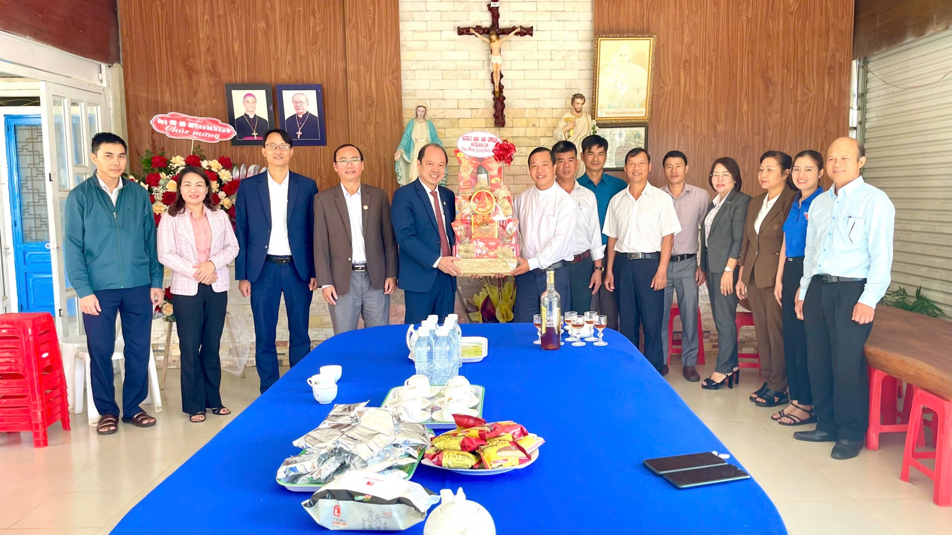 Lãnh đạo huyện Bảo Lâm thăm, chúc mừng các giáo xứ dịp lễ Giáng sinh