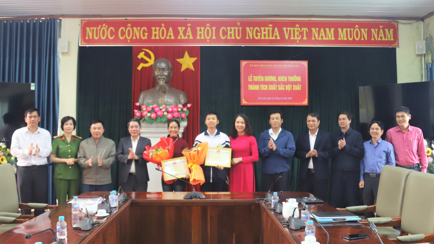 Bảo Lộc: Khen thưởng đột xuất tiểu thương trả lại 4 cây vàng và học sinh đạt giải tại Cuộc thi Siêu trí nhớ thế giới