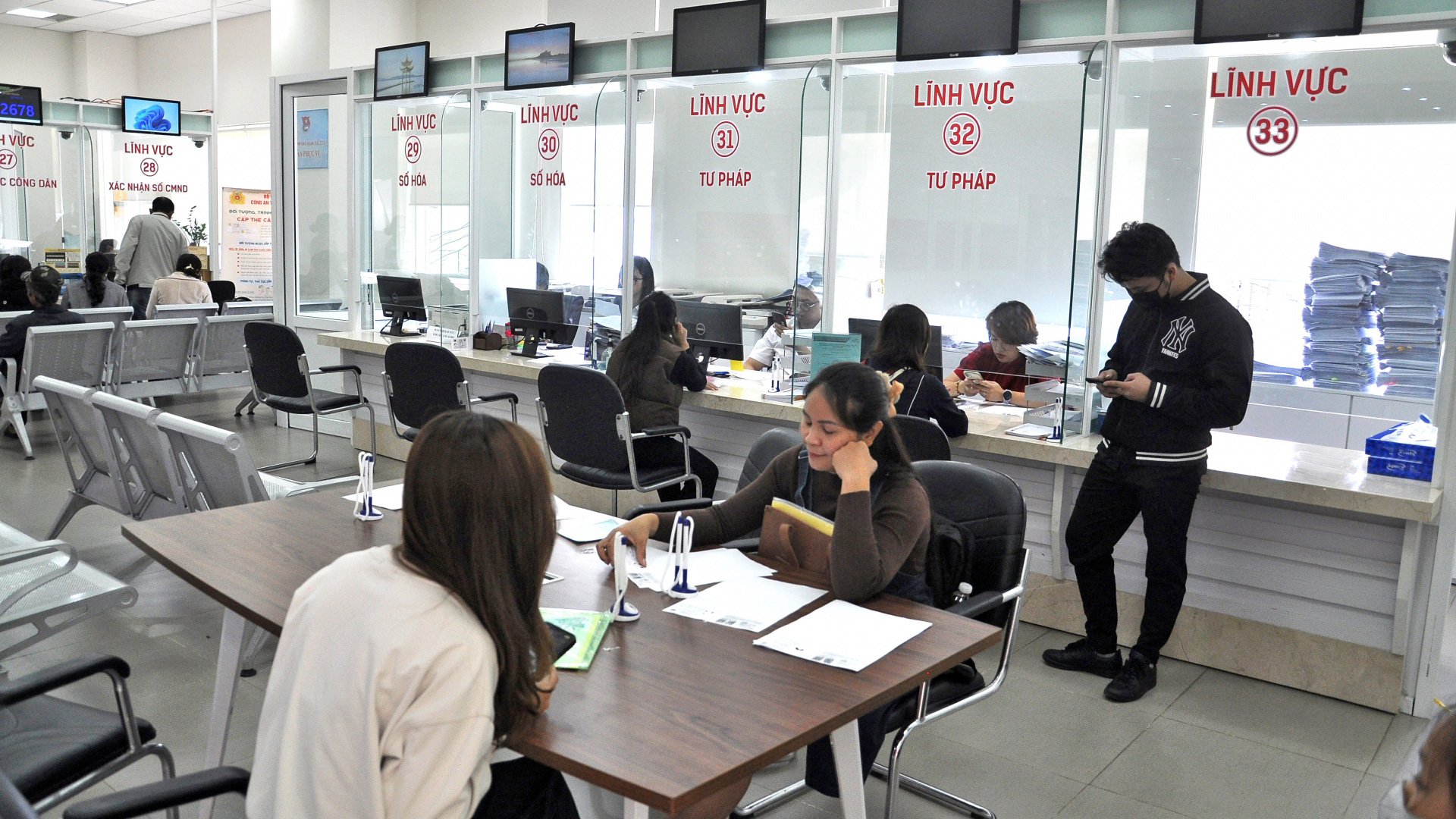 Sắp xếp tổ chức các cơ quan chuyên môn thuộc UBND cấp tỉnh và cấp huyện đảm bảo tính đồng bộ, thống nhất, liên thông