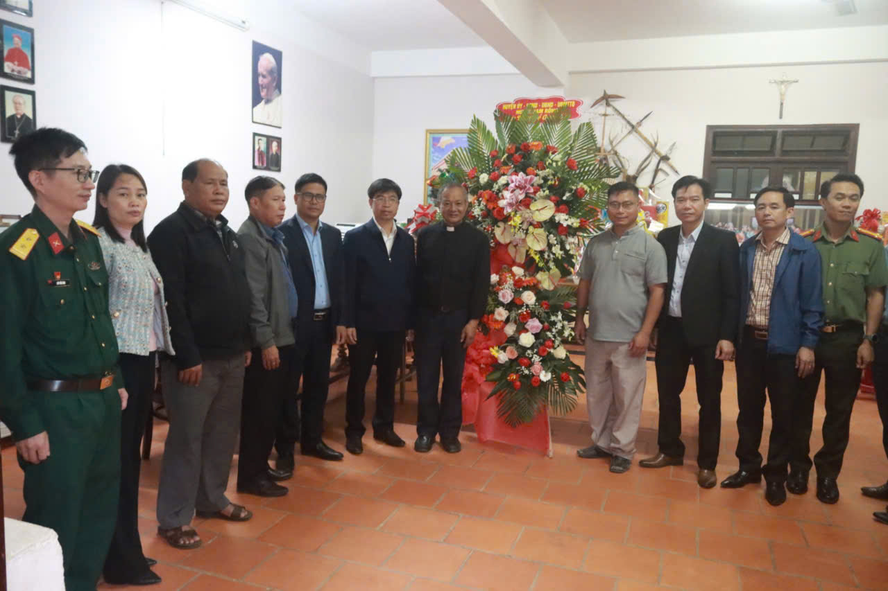 Lãnh đạo huyện Đam Rông thăm, chúc mừng các cơ sở tôn giáo nhân Lễ Giáng sinh