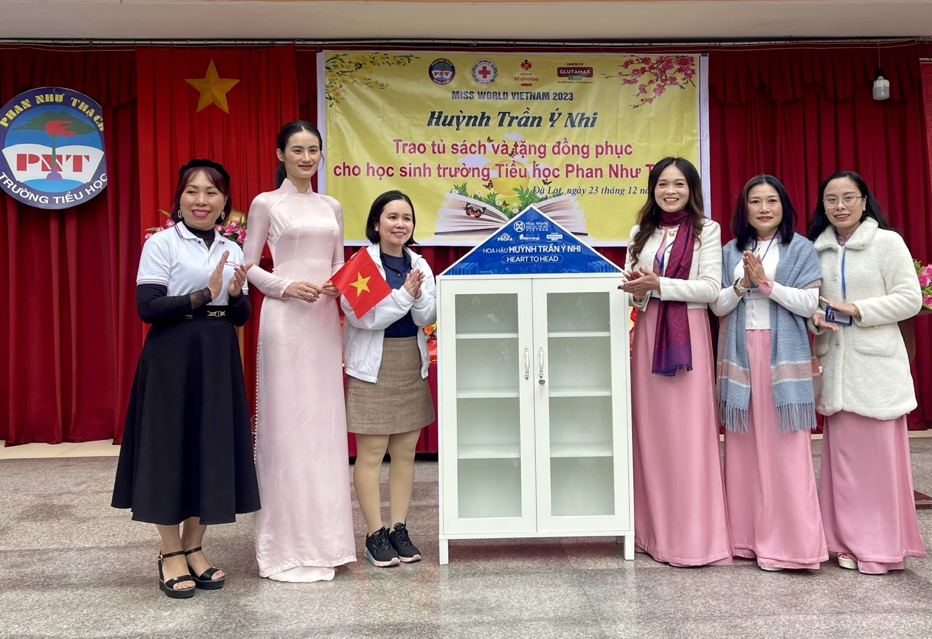 Hoa hậu Huỳnh Trần Ý Nhi trao tặng tủ sách và đồng phục cho học sinh tại Đà Lạt