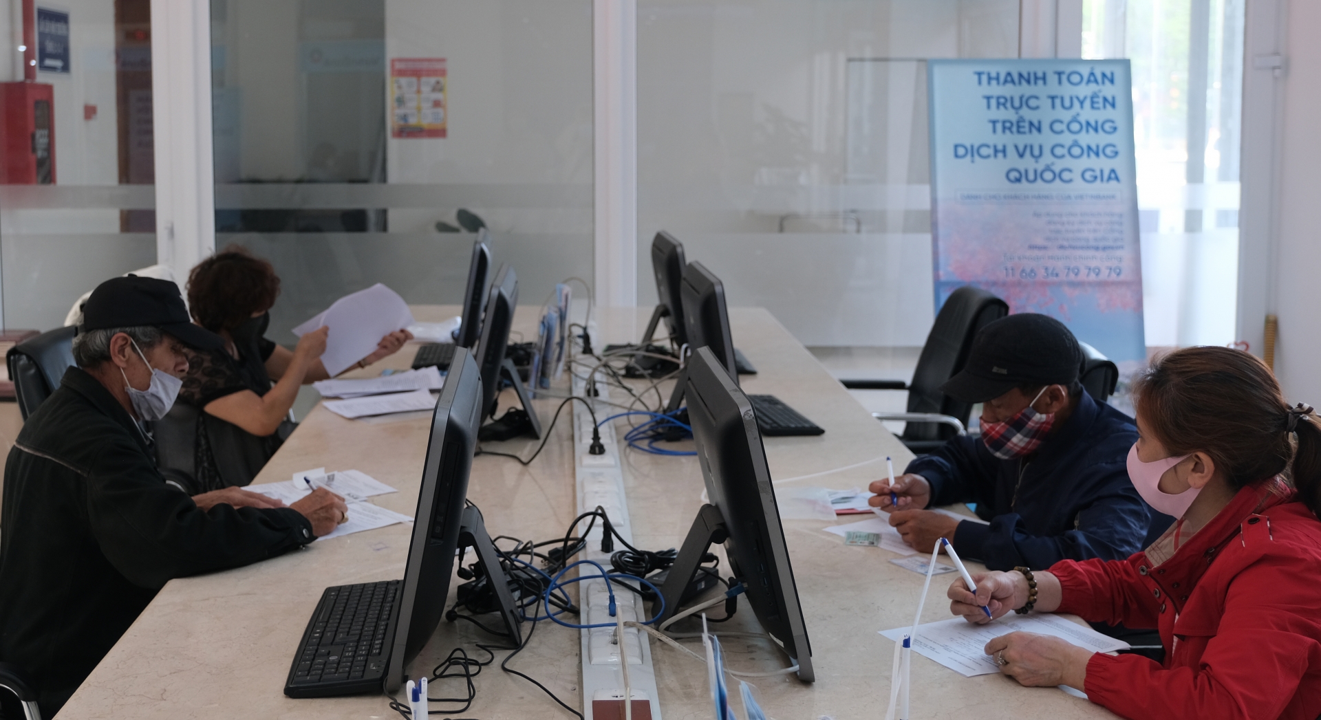 Đơn giản hóa thủ tục hành chính, giảm phiền hà, chi phí thủ tục cho người dân, doanh nghiệp