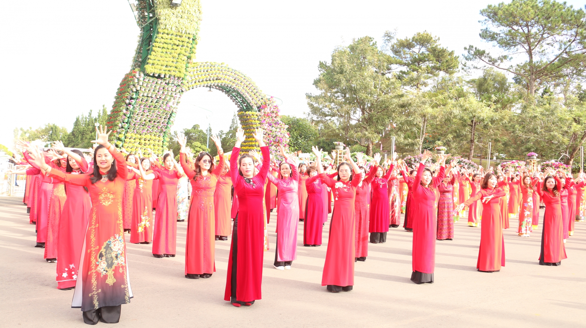 Đồng diễn, diễu hành Áo dài chào mừng Festival Hoa Đà Lạt lần thứ X - năm 2024