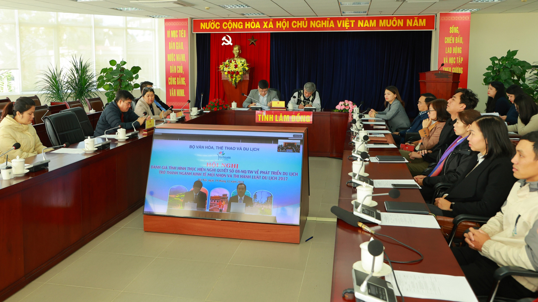 Hội nghị trực tuyến toàn quốc đánh giá tình hình thực hiện Nghị quyết số 08-NQ/TW và thi hành Luật Du lịch 2017