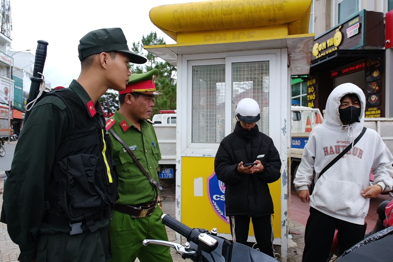 Học sinh bao nhiêu tuổi mới được lái xe gắn máy dưới 50 phân khối?