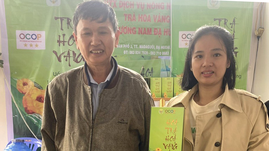 Chế biến trà hoa vàng bản địa Đạ Huoai