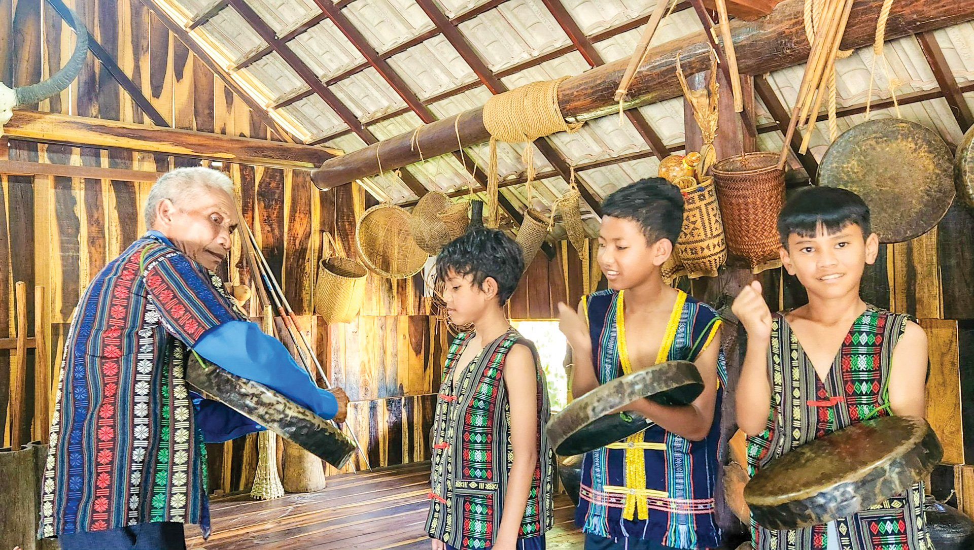 Cho tiếng chiêng mãi ngân vang