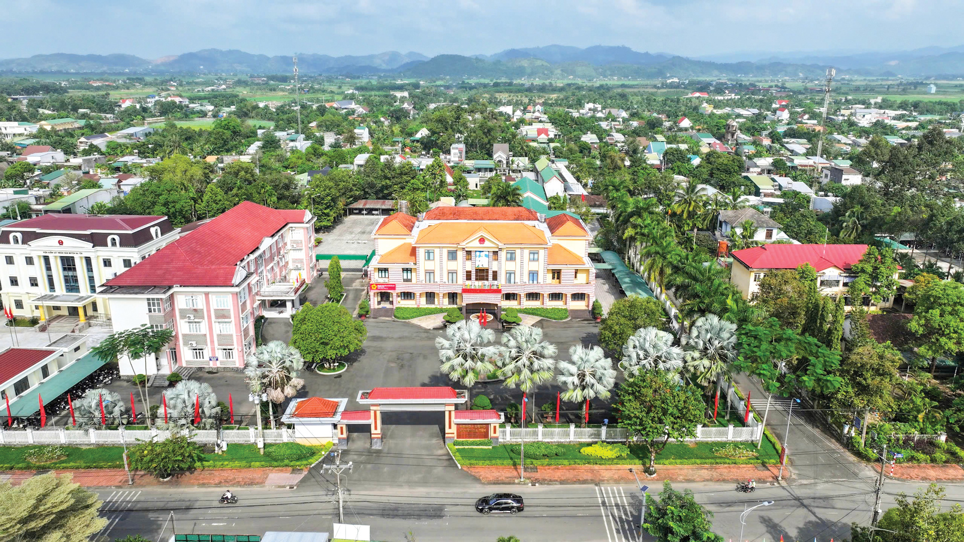 THÀNH LẬP HUYỆN ĐẠ HUOAI MỚI : Đồng thuận xã hội và đảm bảo hoạt động liên tục, hiệu quả 