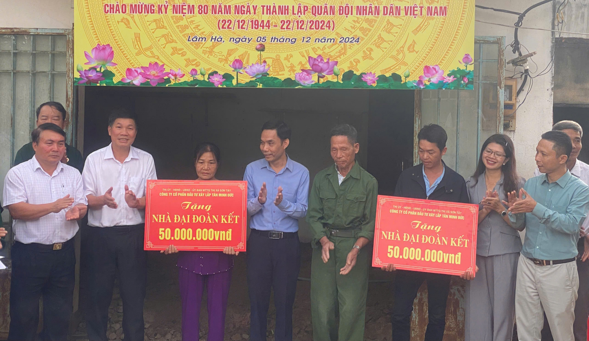 Thị uỷ Sơn Tây hỗ trợ xây dựng 2 nhà Đại đoàn kết tại Lâm Hà