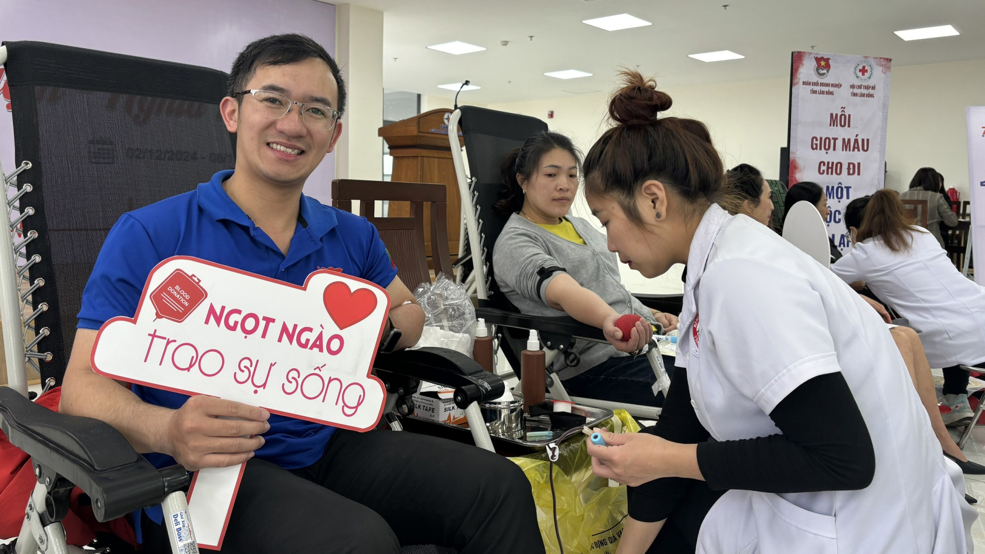 200 đơn vị máu trong Ngày hội hiến máu hưởng ứng "Tuần lễ hồng EVN"