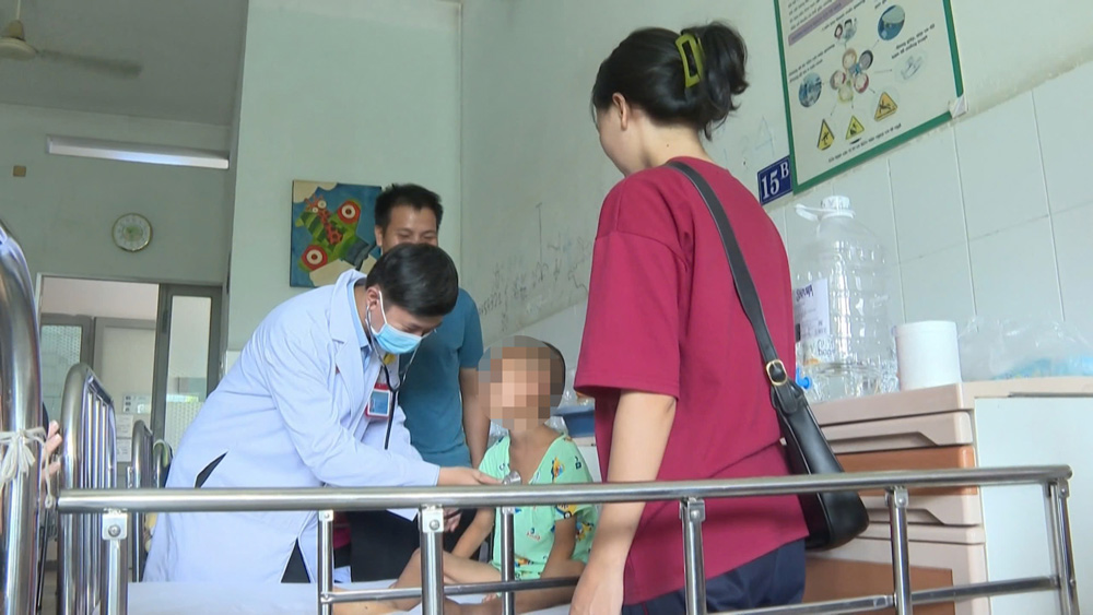 Cứu sống bé trai bị rắn độc cắn khi đang ngủ