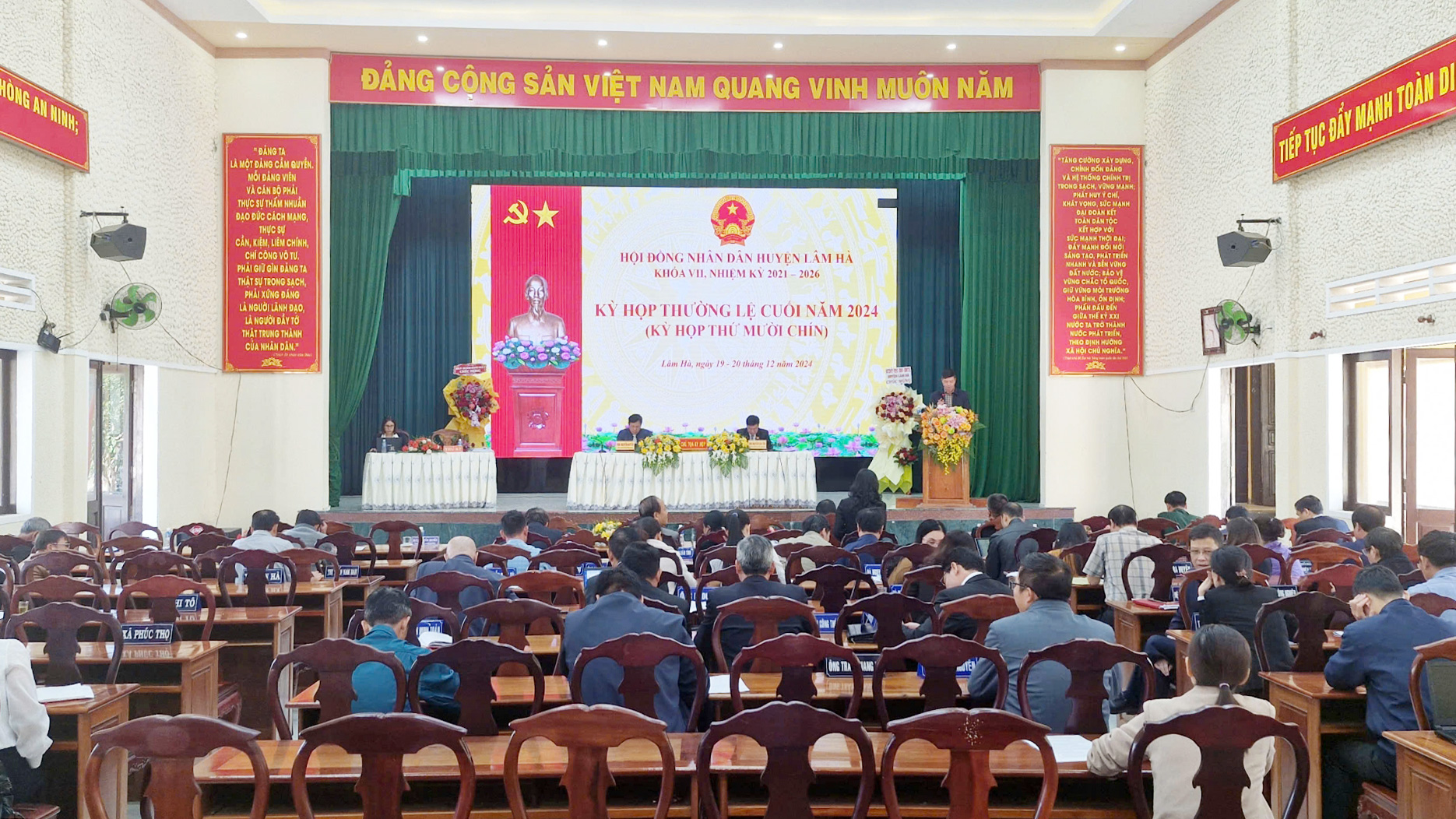 Đại biểu HĐND huyện Lâm Hà chất vấn nhiều vấn đề cử tri quan tâm