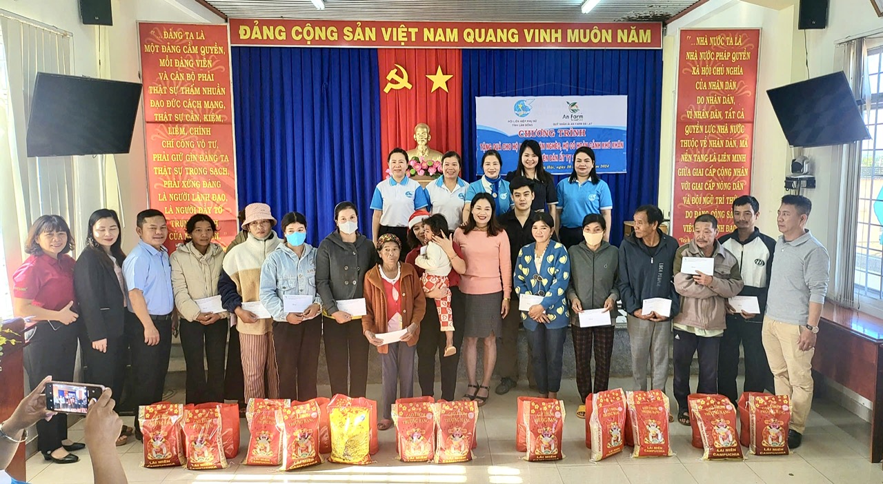 Hội LHPN tỉnh tặng quà cho hộ nghèo, cận nghèo và hộ có hoàn cảnh khó khăn huyện Đức Trọng