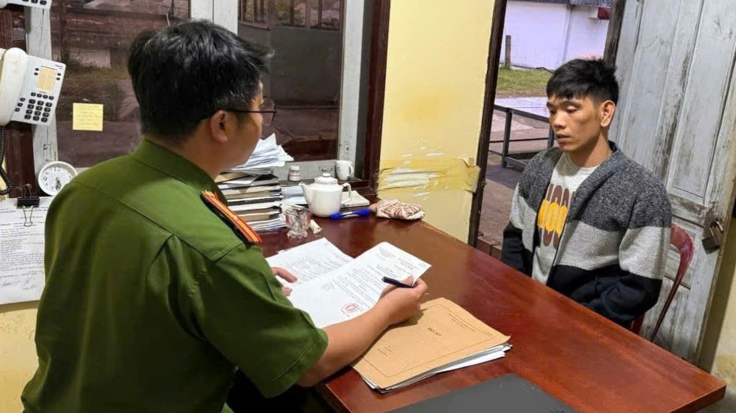 Bắt đối tượng sử dụng nhiều Sổ đỏ giả để lừa đảo chiếm đoạt tài sản