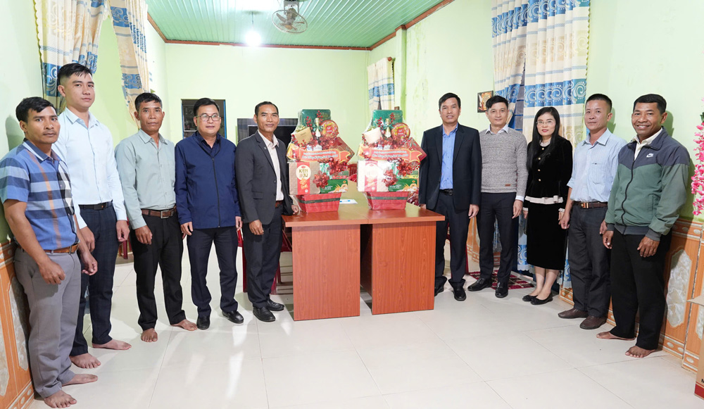 Lãnh đạo huyện Lâm Hà thăm và chúc mừng các cơ sở tôn giáo nhân dịp Giáng sinh