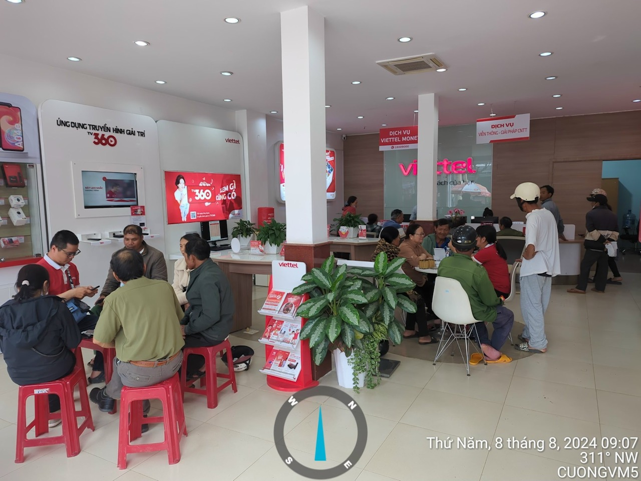 Viettel Lâm Đồng hỗ trợ chuyển đổi máy 4G cho khách hàng