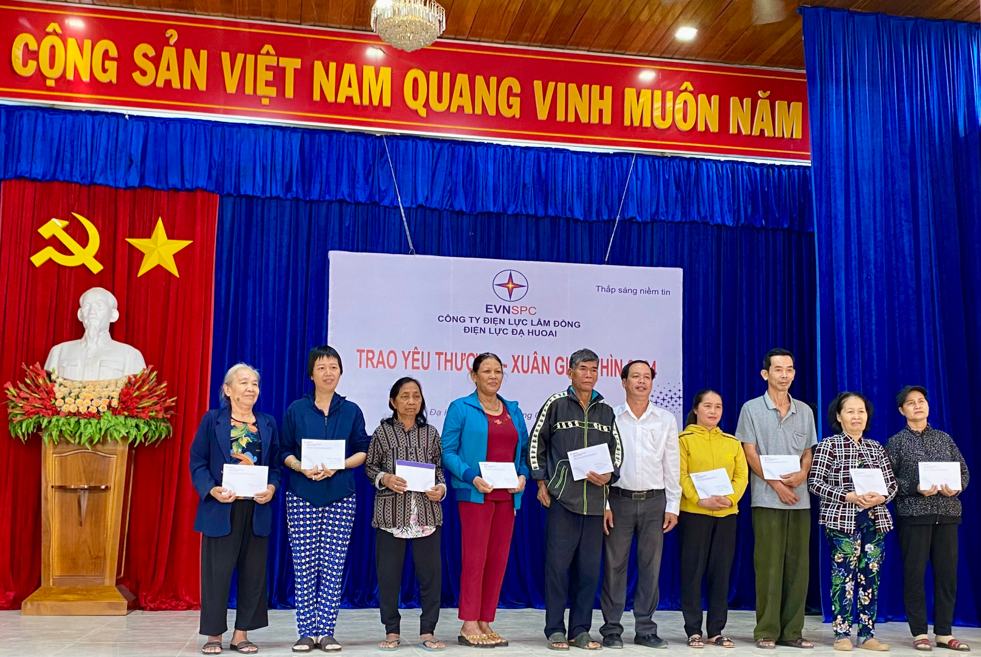 Điện lực Đạ Huoai tặng quà Tết hộ gia đình khó khăn