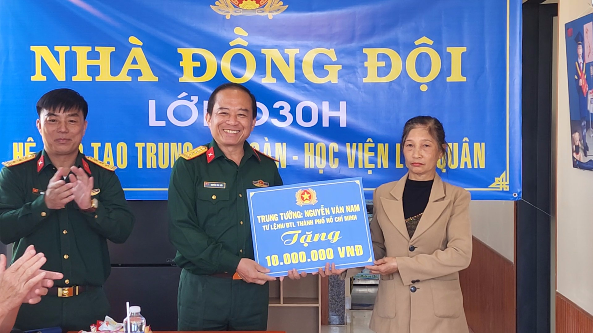 Bàn giao Nhà đồng đội cho gia đình quân nhân đã mất