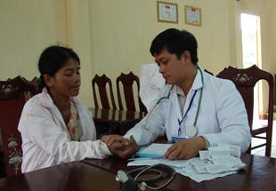 Bác sỹ Thu khám bệnh cho bà con dân tộc thiểu số trong chuyến đi tình nguyện về vùng sâu.