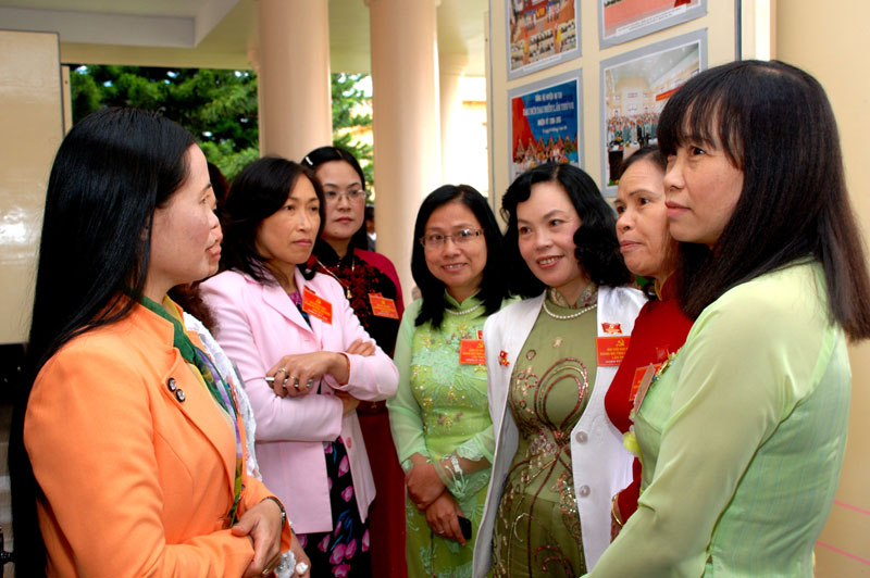 Các đại biểu nữ trò chuyện trong giờ nghỉ.