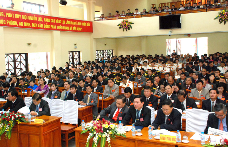 Các đại biểu dự và nghe tham luận tại Đại hội