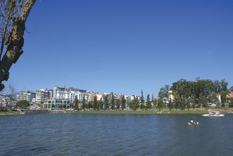 Thành phố bên hồ.