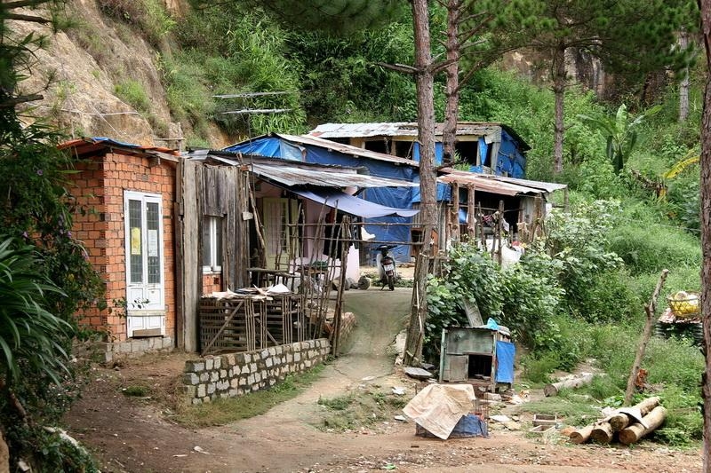 Nhà mọc lên ở xóm lều (sau Dinh 1)